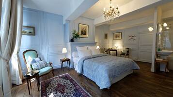 Deluxe-Doppelzimmer, 1 Queen-Bett, Blick auf den Innenhof | Verdunkelungsvorhänge, Bügeleisen/Bügelbrett, kostenloses WLAN