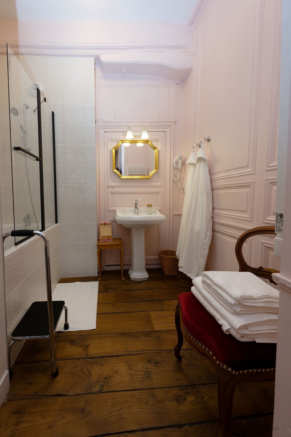 Luxury Double Room, 1 Queen Bed, Courtyard View | Bathroom | Hair dryer, bathrobes, towels, soap