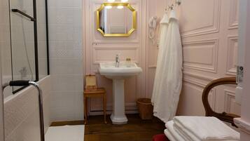 Luxury-Doppelzimmer, 1 Queen-Bett, Blick auf den Innenhof | Badezimmer | Haartrockner, Bademäntel, Handtücher, Seife