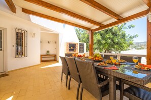 Villa | Outdoor dining - Villa in Algarve With Private Pool & Beaches (Loulé)