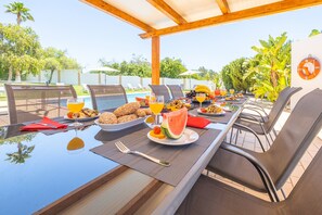Villa | Restaurante al aire libre