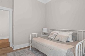 2 habitaciones, tabla de planchar con plancha, cuna de viaje y wifi 