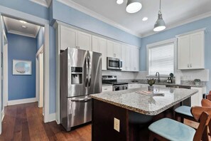 Fridge, microwave, oven, stovetop - Fun & Renovated Artsy Downtown Apt Dog Friendly with Fully Fenced Backyard and Private Parking (Savannah)