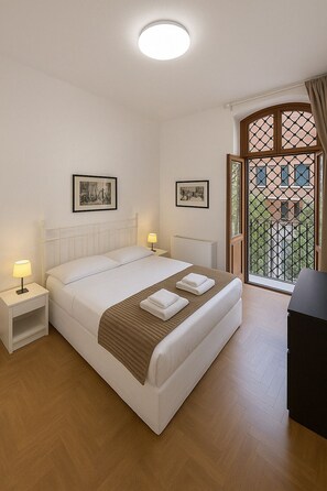 2 bedrooms, in-room safe, desk, iron/ironing board - Femi Castle (Roma)