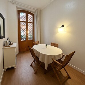 Dining - Femi Castle (Roma)