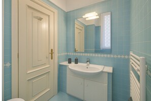Shower, eco-friendly toiletries, hair dryer, bidet - Femi Castle (Roma)