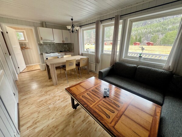 Family Cabin | Private kitchen | Mini-fridge, stovetop, cookware/dishes/utensils - Sanda Camping (Midt-Telemark)