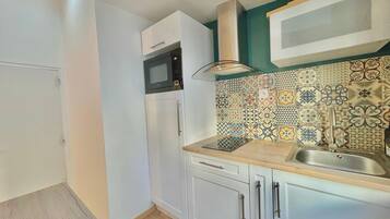 Fridge, microwave, stovetop, coffee/tea maker