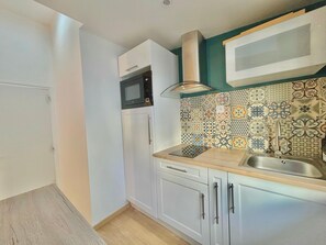 Fridge, microwave, stovetop, coffee/tea maker