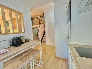 Geladeira, micro-ondas, cafeteira/chaleira, torradeira