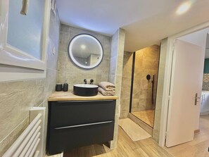 Chuveiro, secador de cabelo, toalhas de banho