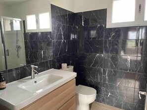 Dusche, Haartrockner, Handtücher, Seife
