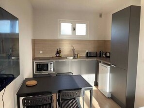 Een koelkast, een microgolfoven, een oven, een kookplaat