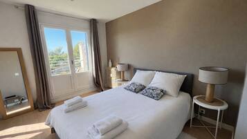 1 slaapkamer, een bureau, een strijkplank/strijkijzer, gratis wifi