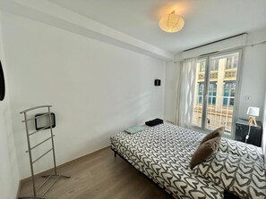 2 Schlafzimmer, Schreibtisch, Bügeleisen/Bügelbrett, Reisekinderbett