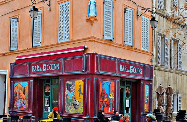 Outdoor dining - Le Panier- Superb duplex with sea view, terrace and spa bath (Marseille)