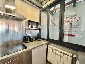 Kühlschrank, Mikrowelle, Ofen, Herdplatte