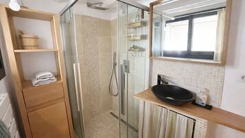 Douche, séchoir à cheveux, serviettes fournies