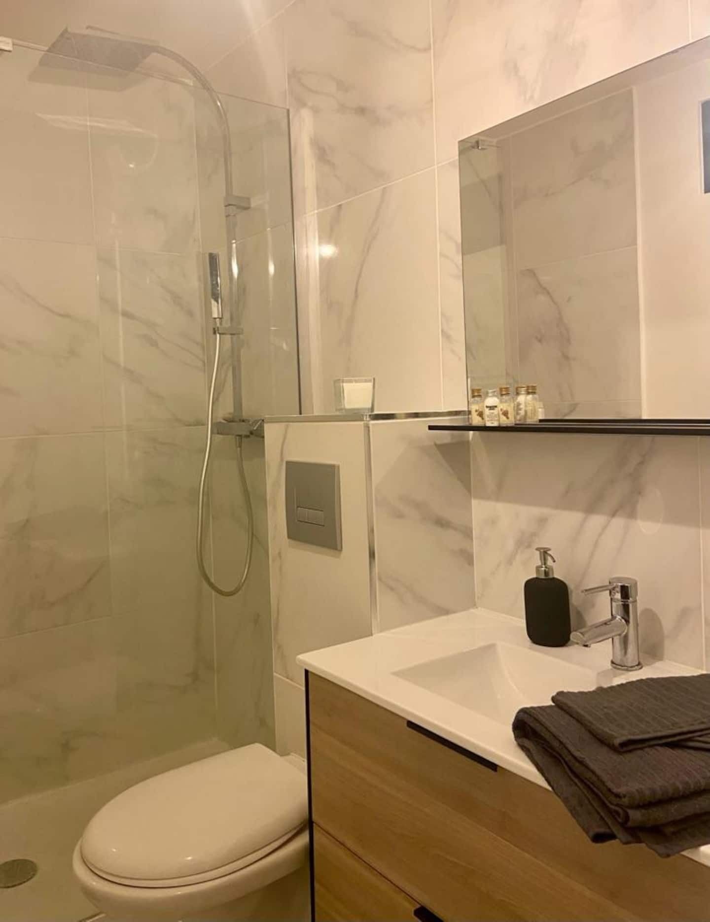 Douche, sèche-cheveux, serviettes fournies, savon