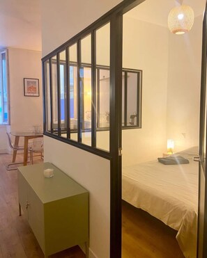 1 Schlafzimmer, Schreibtisch, Bügeleisen/Bügelbrett, Reisekinderbett