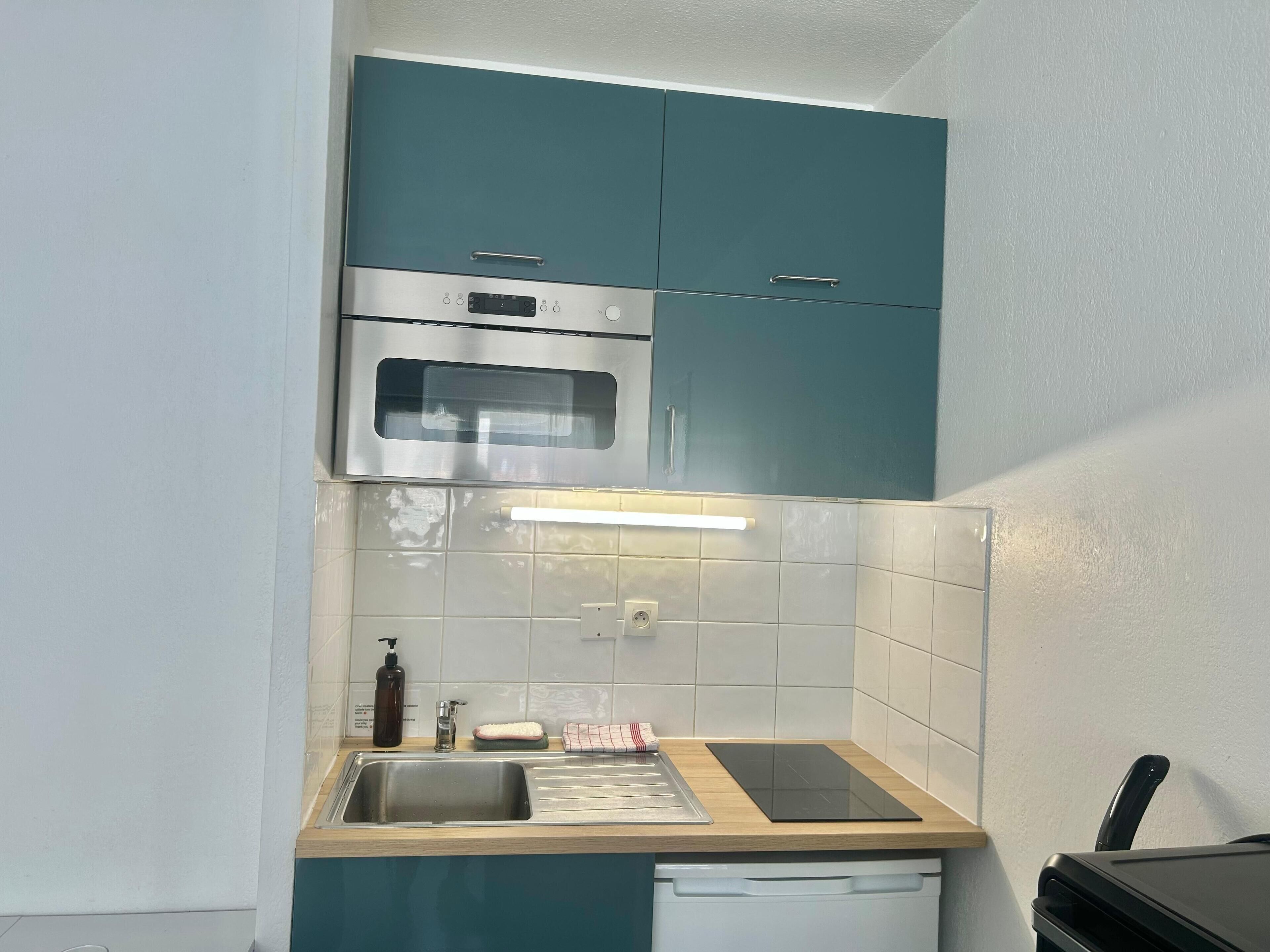 Een koelkast, een microgolfoven, een oven, een kookplaat