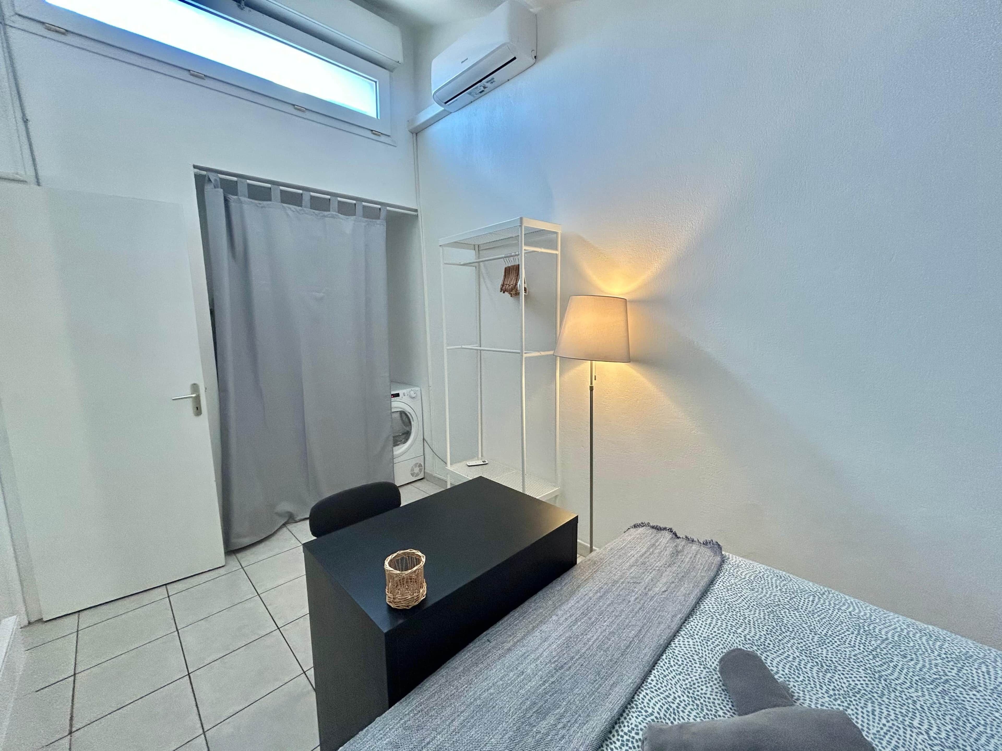 1 chambre, bureau, fer et planche à repasser, Wi-Fi