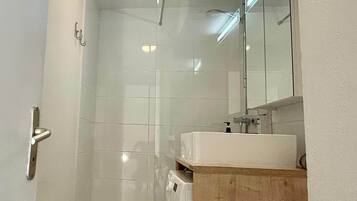 Douche, sĂšche-cheveux, serviettes fournies