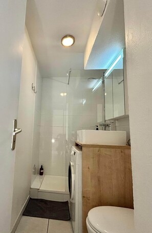 Douche, sèche-cheveux, serviettes fournies