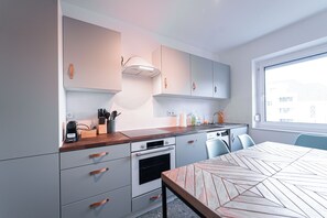 冰箱、微波炉、烤箱、炉灶