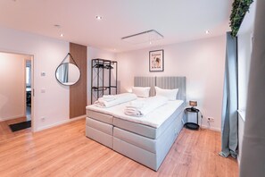 3 多间卧室、办公桌、旅行婴儿床、WiFi