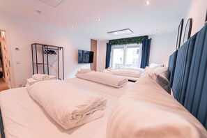 3 bedrooms, desk, travel crib, WiFi