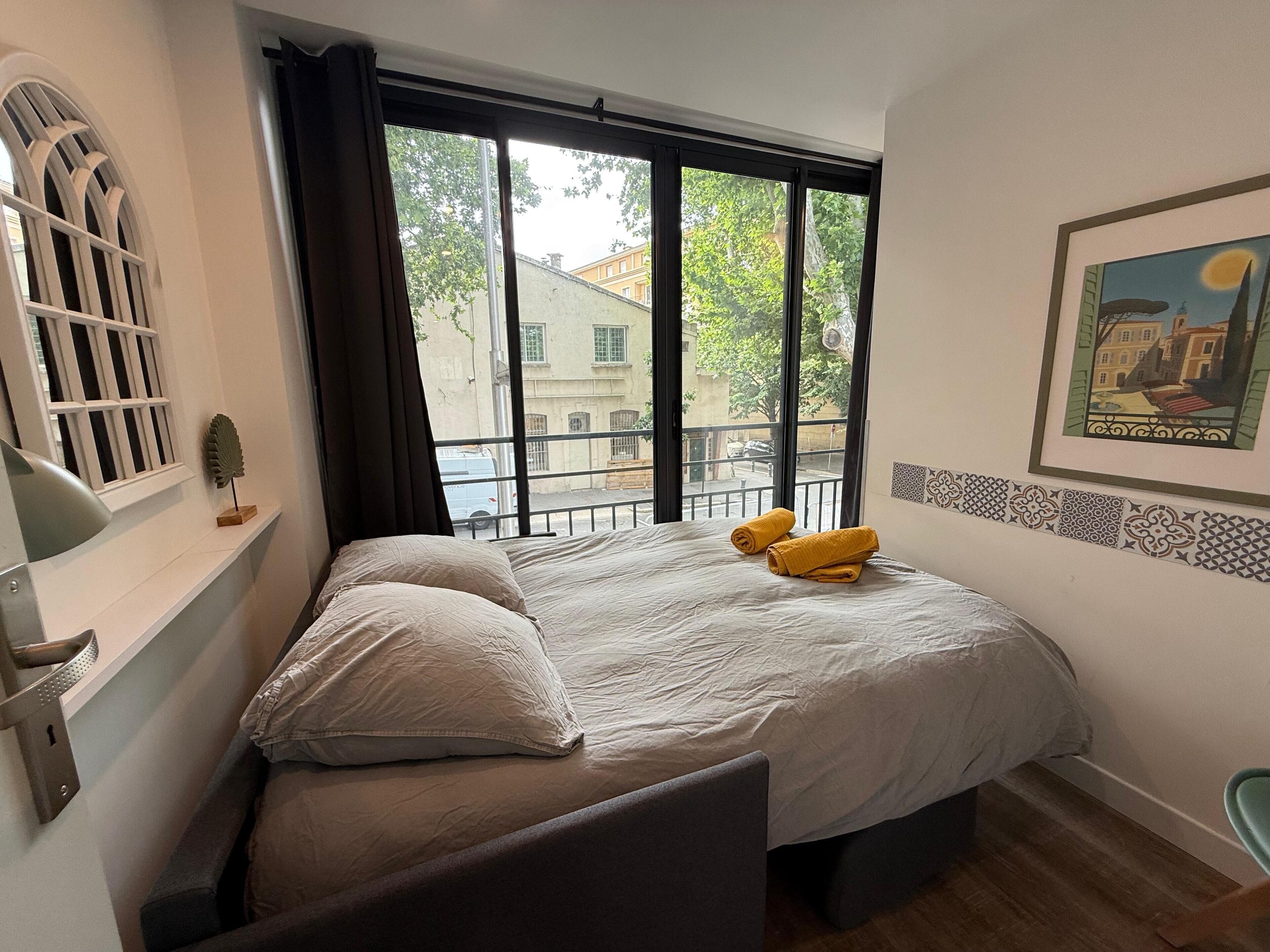 2 slaapkamers, een bureau, een strijkplank/strijkijzer, reisbedje