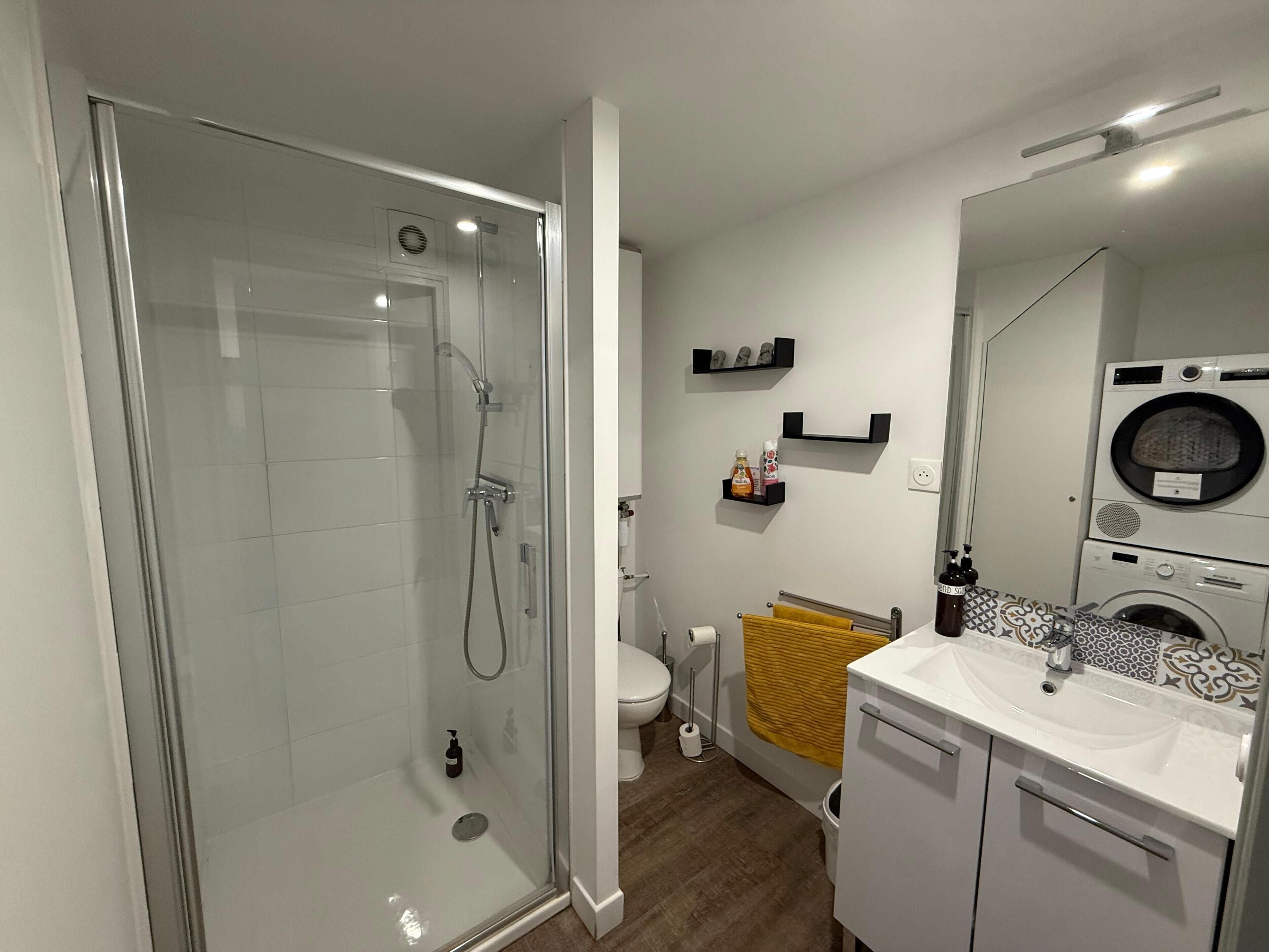 Douche, sèche-cheveux, serviettes fournies, savon