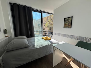 2 bedrooms, desk, iron/ironing board, travel crib