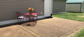 Country Charm, City Access, Private Entrance Suite