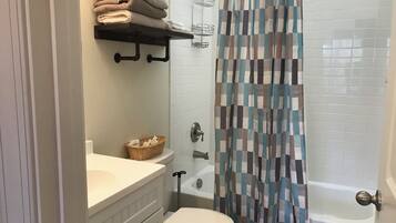 SĂšche-cheveux, serviettes fournies, savon, papier toilette