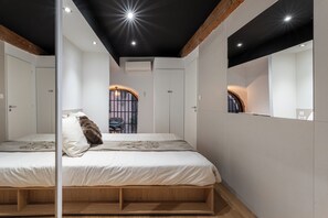 2 slaapkamers, een bureau, een strijkplank/strijkijzer, reisbedje