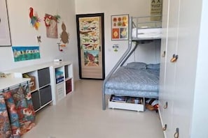 3 habitaciones, escritorio y tabla de planchar con plancha 