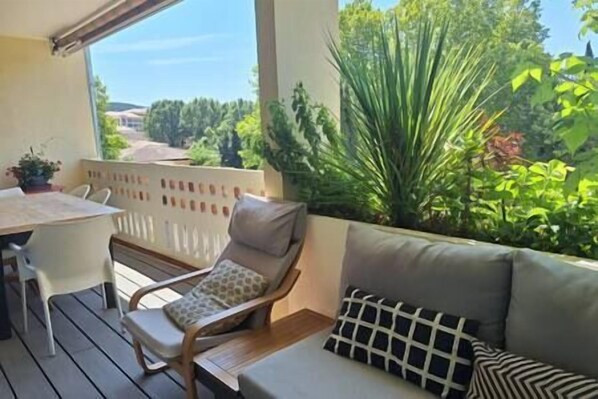 Outdoor dining - Le Rambot - Charming Apt, terrace & car park, city center (Aix-en-Provence)