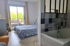 3 chambres, fer et planche à repasser, lit parapluie, accès Internet