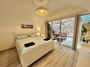 2 chambres, fer et planche à repasser, Wi-Fi, draps fournis