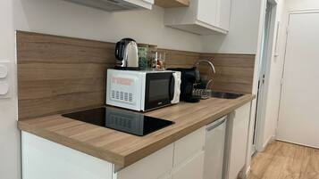 Fridge, microwave, stovetop, coffee/tea maker