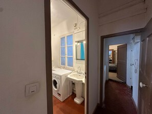 Chuveiro, secador de cabelo, toalhas de banho, sabonete