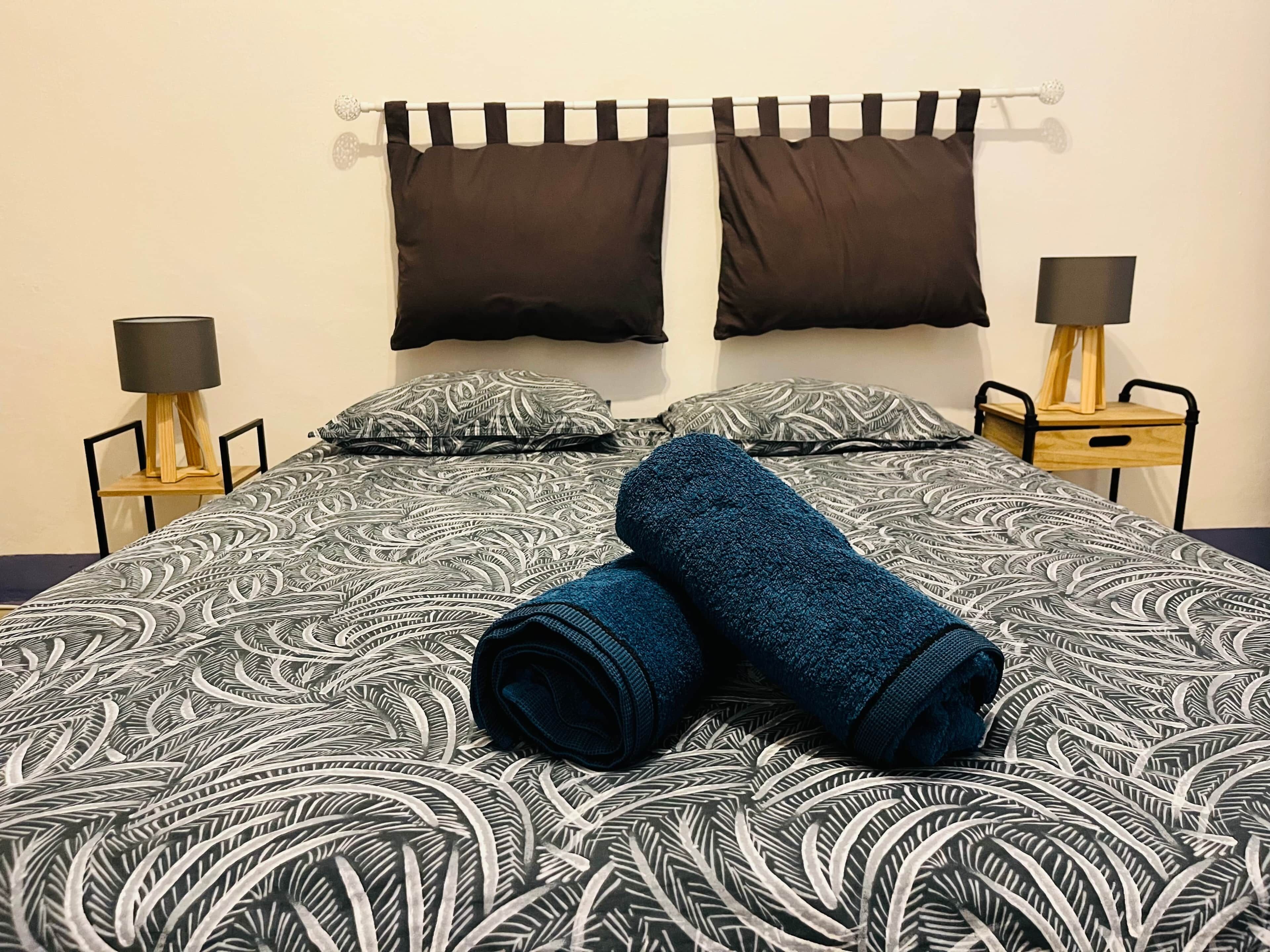 1 soverom, skrivebord, strykejern/-brett og reiseseng for barn