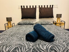 1 dormitorio, escritorio, tabla de planchar con plancha y cuna de viaje