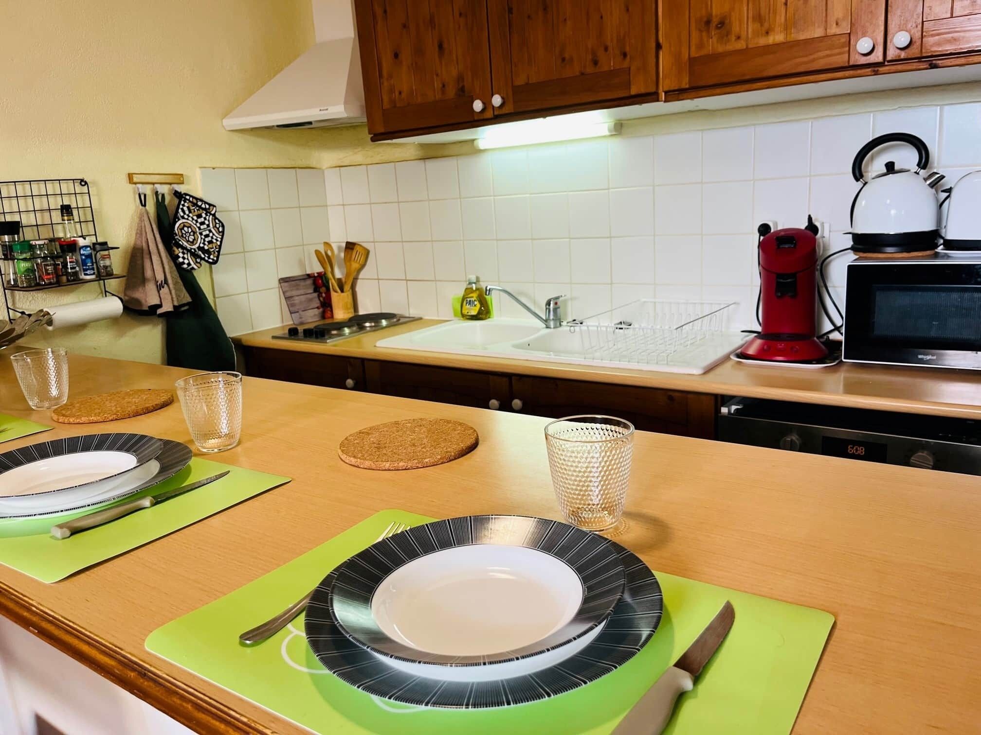 Een koelkast, een microgolfoven, een oven