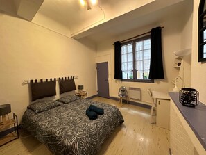 1 quarto, escrivaninha, ferros/tábuas de passar roupa, berço de viagem