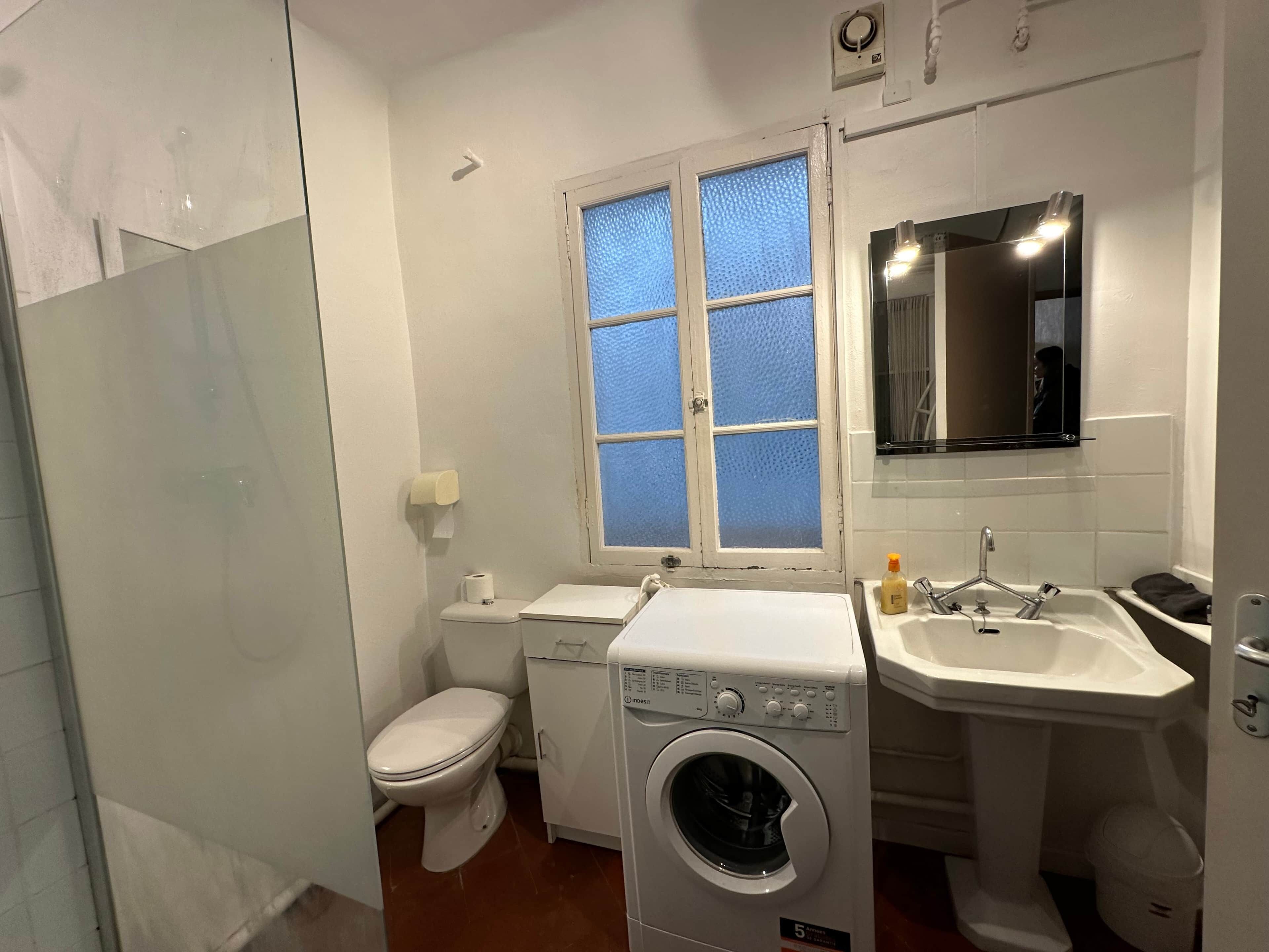 Een douche, een haardroger, handdoeken, zeep