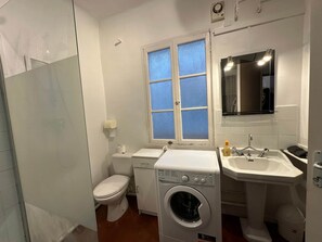 Shower, hair dryer, towels, soap - Chez Florence - Spacious 1BR in Historic City Center (Aix-en-Provence)