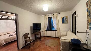 6 bedrooms, iron/ironing board, WiFi, bed sheets